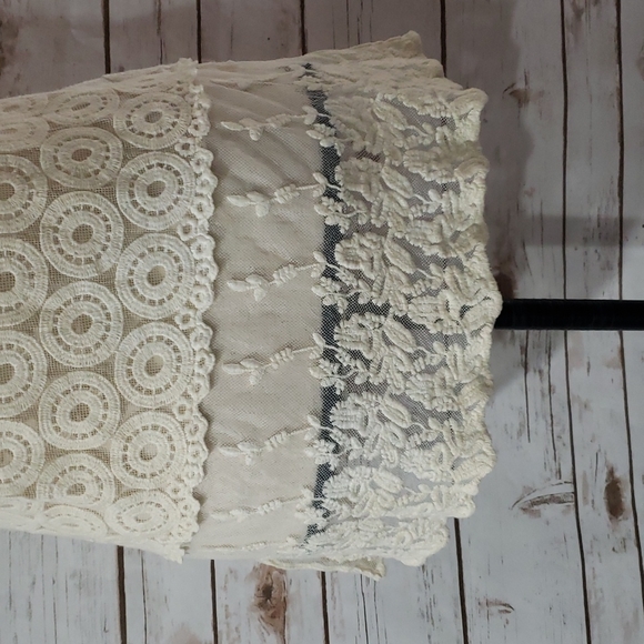 ISSI Lace Top - Size Large - Picture 4 of 7